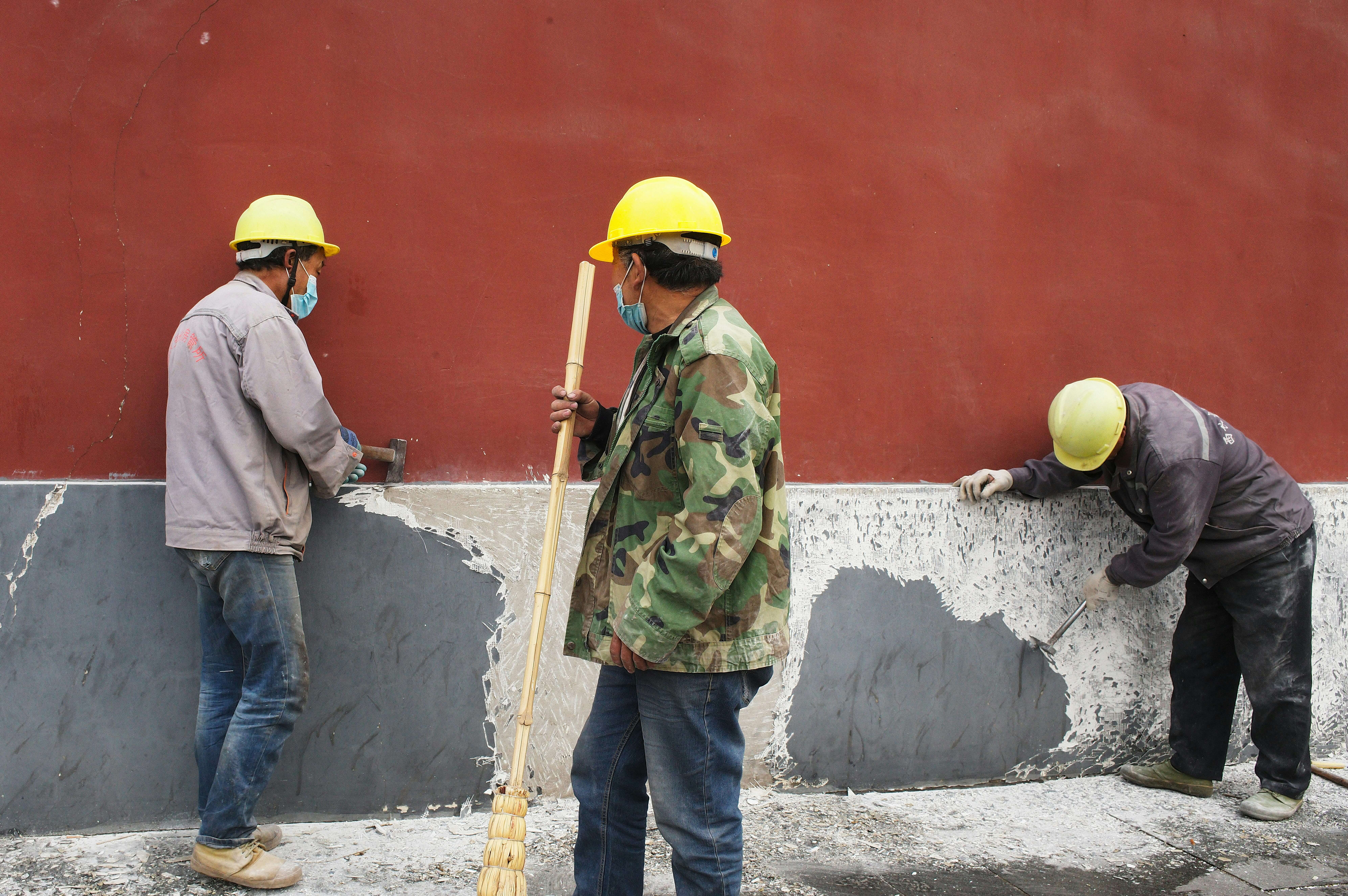 Trabajadores de la construcción realizando labores manuales