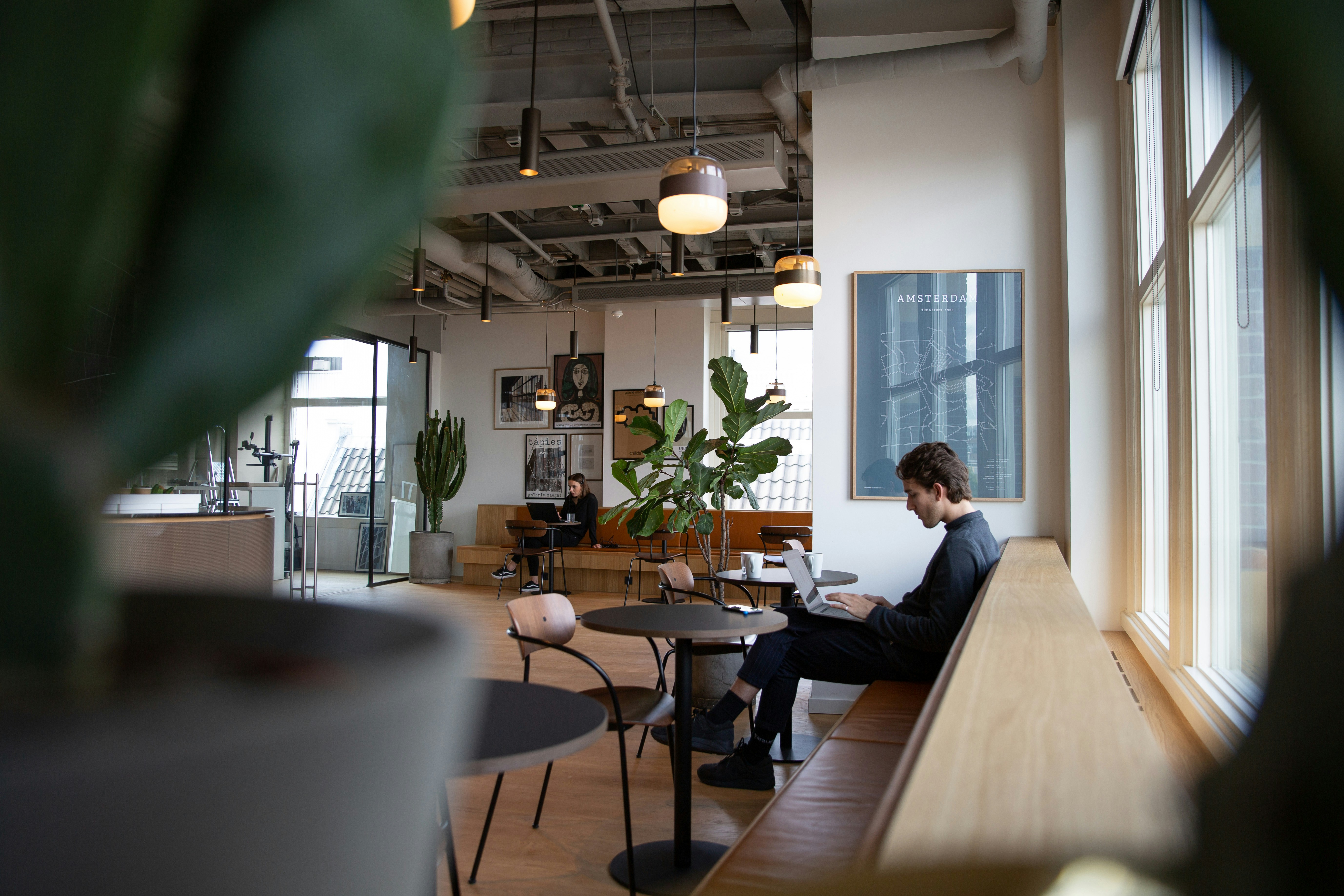 Persona trabajando en un coworking moderno