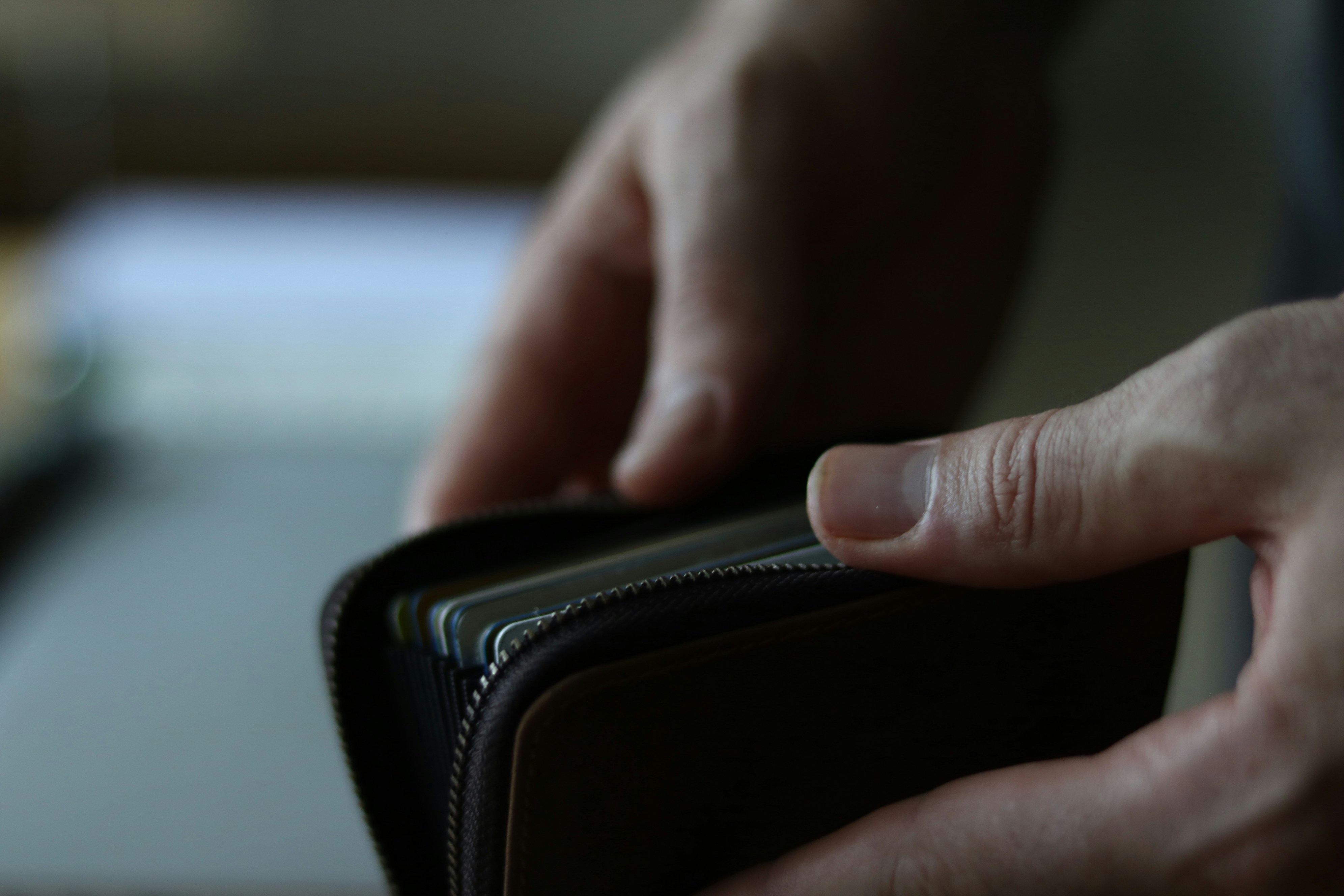 Manos sosteniendo una cartera con tarjetas
